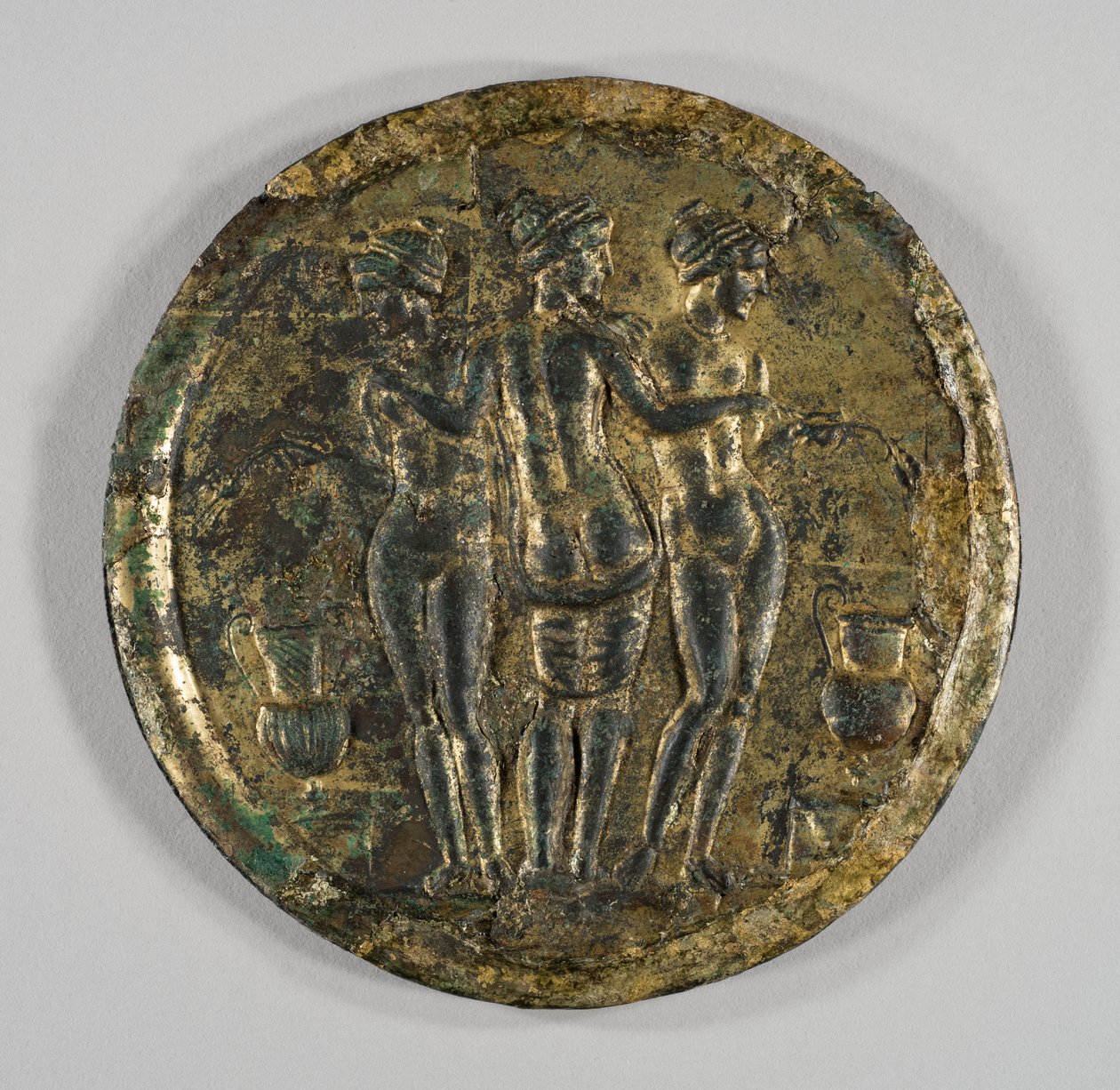 Peili, jossa kolme armoa, 2. vuosisata (hopeaa, kullattua pronssia) tekijältä Roman