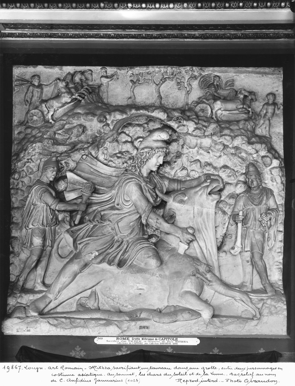 Mithras uhraa härkää luolassa kahden aasialaiseen asuun pukeutuneen hahmon välissä, 2.-3. vuosisadalla (marmori) (katso myös 19140) tekijältä Roman