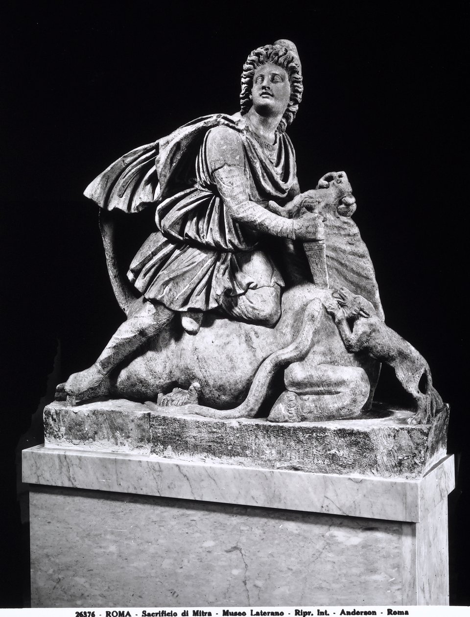 Mithras tappaa härän (marmori) tekijältä Roman