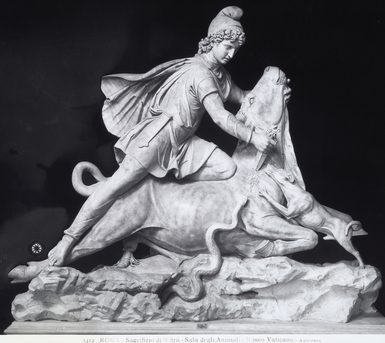 Mithras teurastaa härän, Mithraic-kultin esitys (marmori) tekijältä Roman