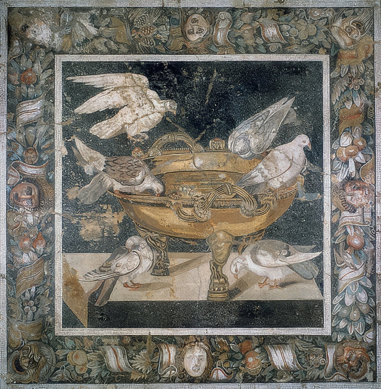 Mosaiikki Pompejista ja ryhmä kyyhkysiä labrumin reunalla. 3. vuosisadalla eaa tekijältä Roman