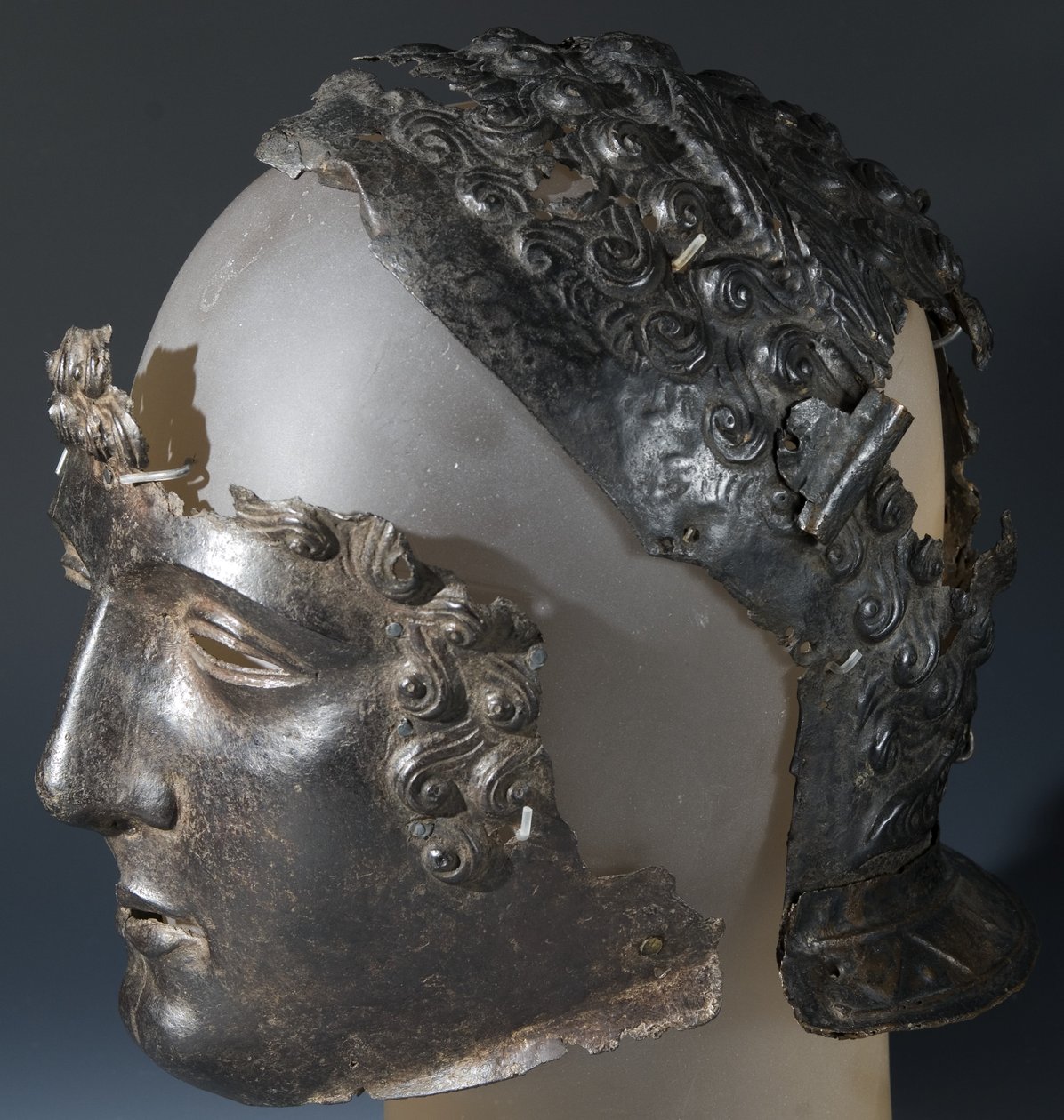 Paraatikypärä ja naamio, roomalaisesta paikasta Newsteadista, Melrosesta, 1. vuosisadan lopulla jKr. (rauta) tekijältä Roman