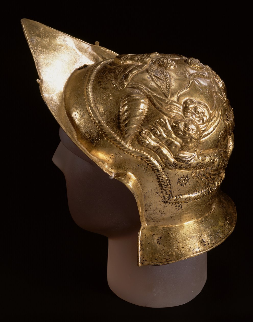 Paraatikypärä, joka kuvaa amoreja vaunukilpailussa, roomalaispaikalta Newsteadista, Melrosesta, 1. vuosisadan lopulla jKr. (messinki) tekijältä Roman