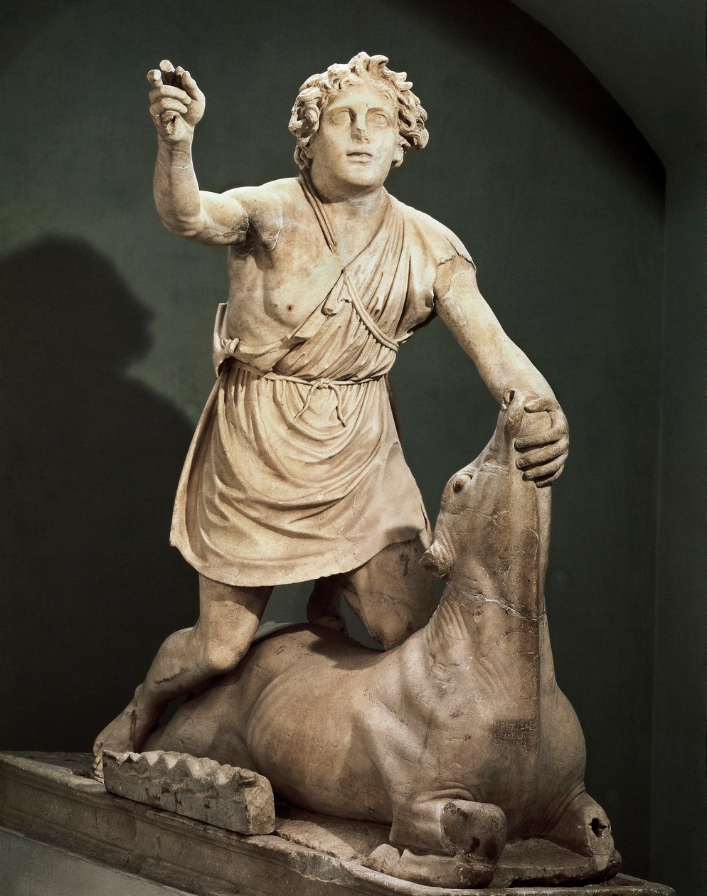 Penteelinen marmorinen Mithran teurashärkä, ateenalaisen Kritonin signeeraama, Mithraeum of Baths of Mithra, Ostia Antica (marmori) tekijältä Roman