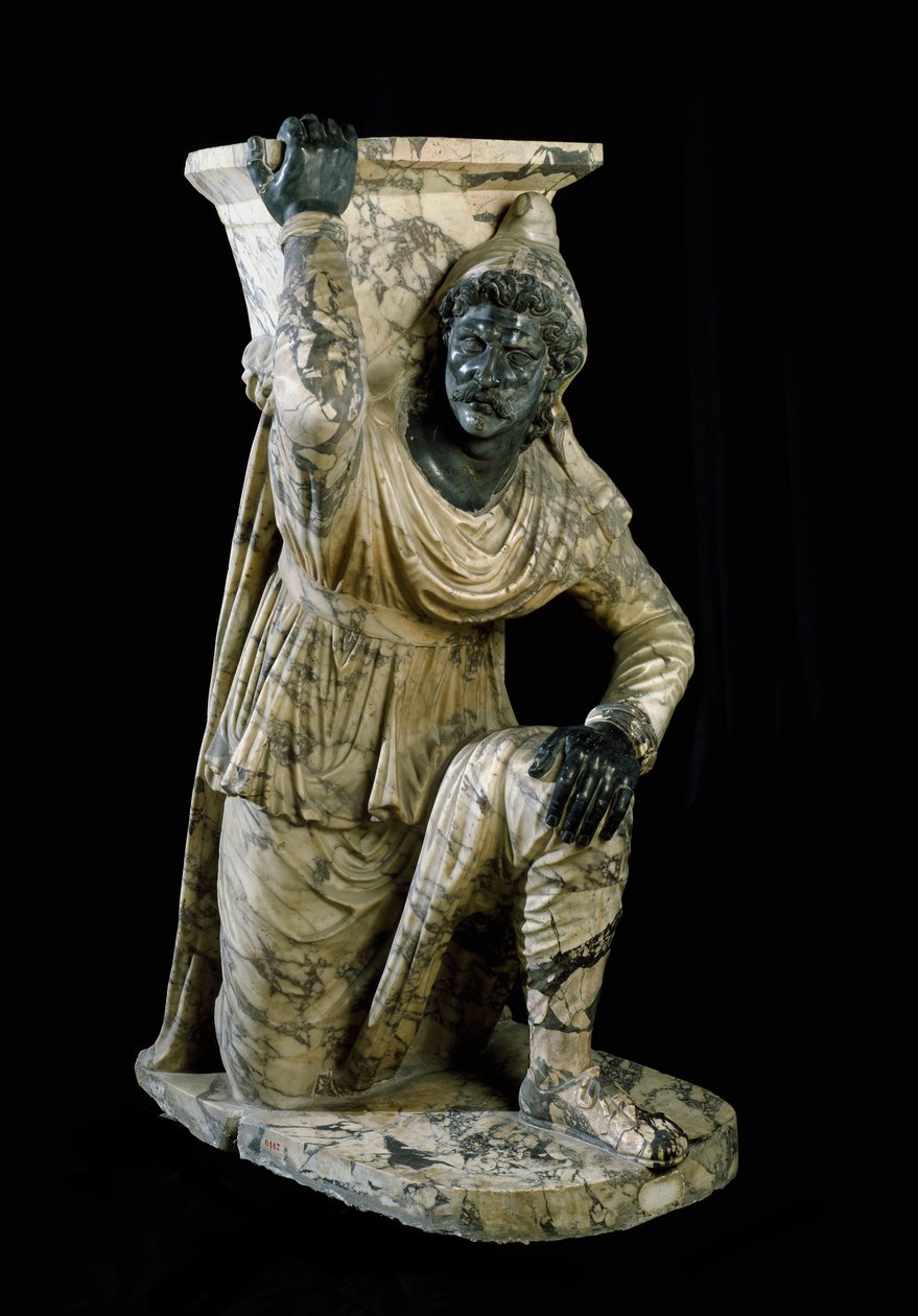 Persialainen palvelijapatsas polvistuu. Roomalainen marmoriveistos, joka on saanut inspiraationsa Pergamon koulusta. 170-180 jKr. Himmeä. 164 cm Museo Archeologico Nazionale, Napoli tekijältä Roman