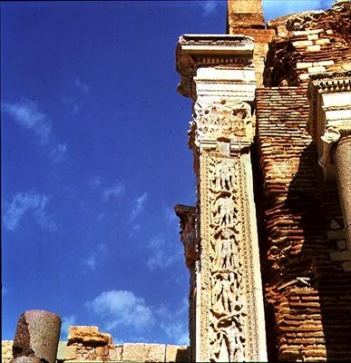 Pilasteri Severanin basilikasta tekijältä Roman