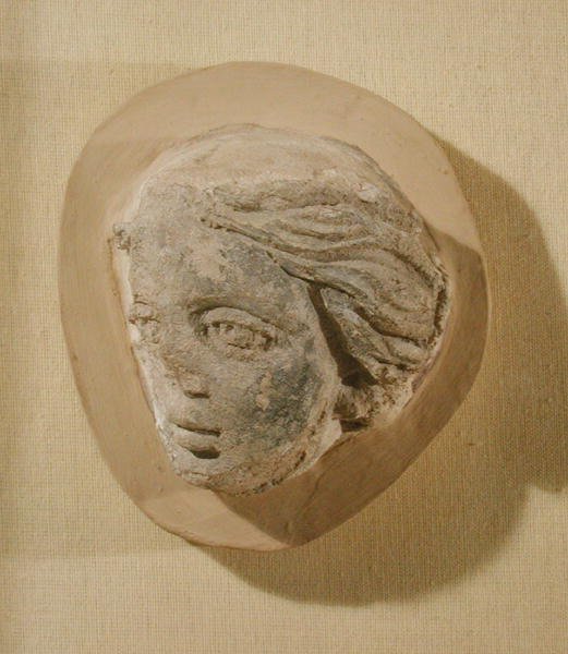 Naisen päätä kuvaava reliefi, Tunisiasta (stukki) tekijältä Roman
