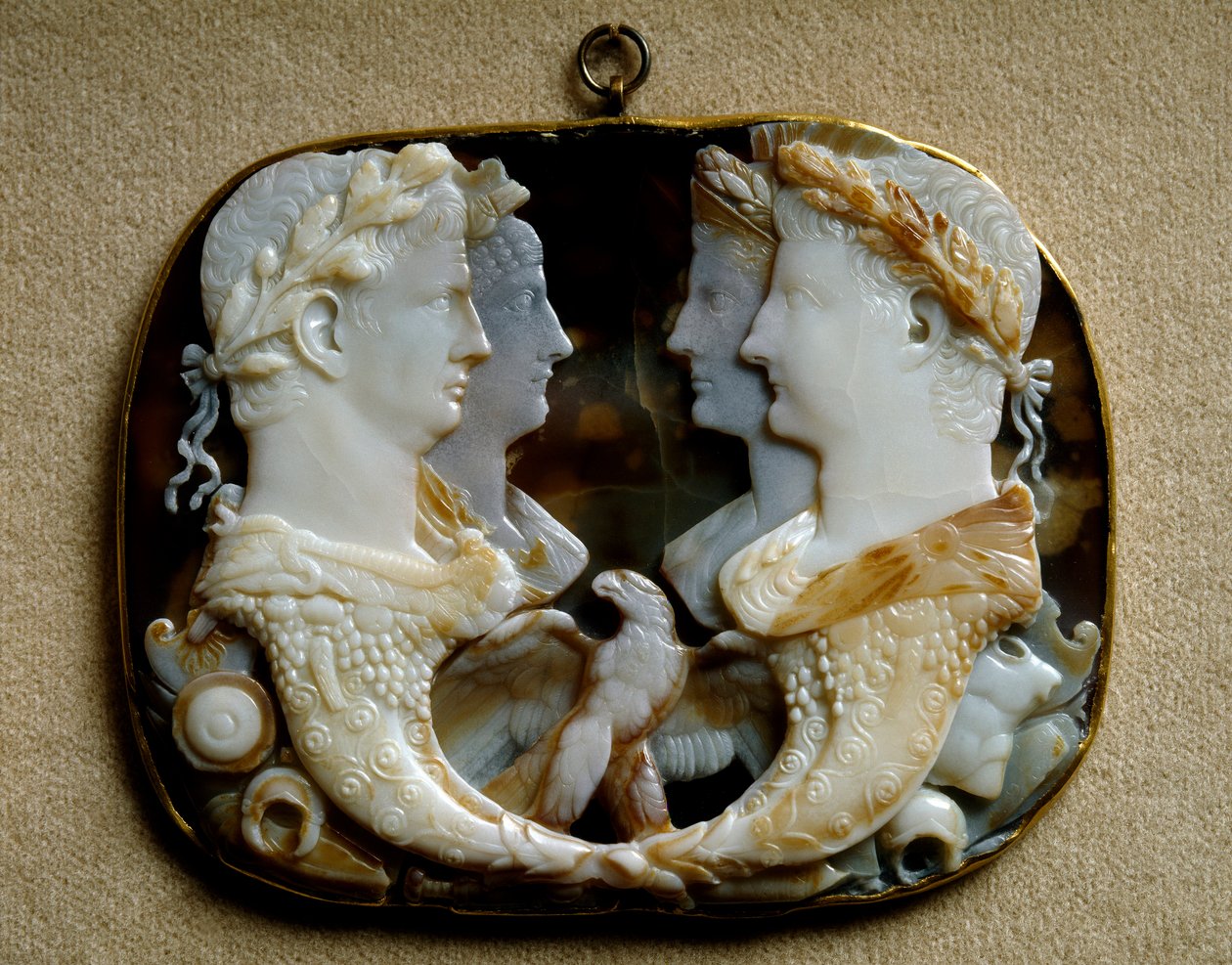 Roomalainen taide: Onyx camee (Gemma Claudia) koristaa keisarilliset parit Claude (Tiberius Claudius Drusus) (10 eKr.-54 jKr) ja hänen vaimonsa Agrippine the Young (15-59 jKr) (Agrippina molli) (vasemmalla) ja Caius Julius Caesar dit Germanicus (15 eKr.-19 tekijältä Roman