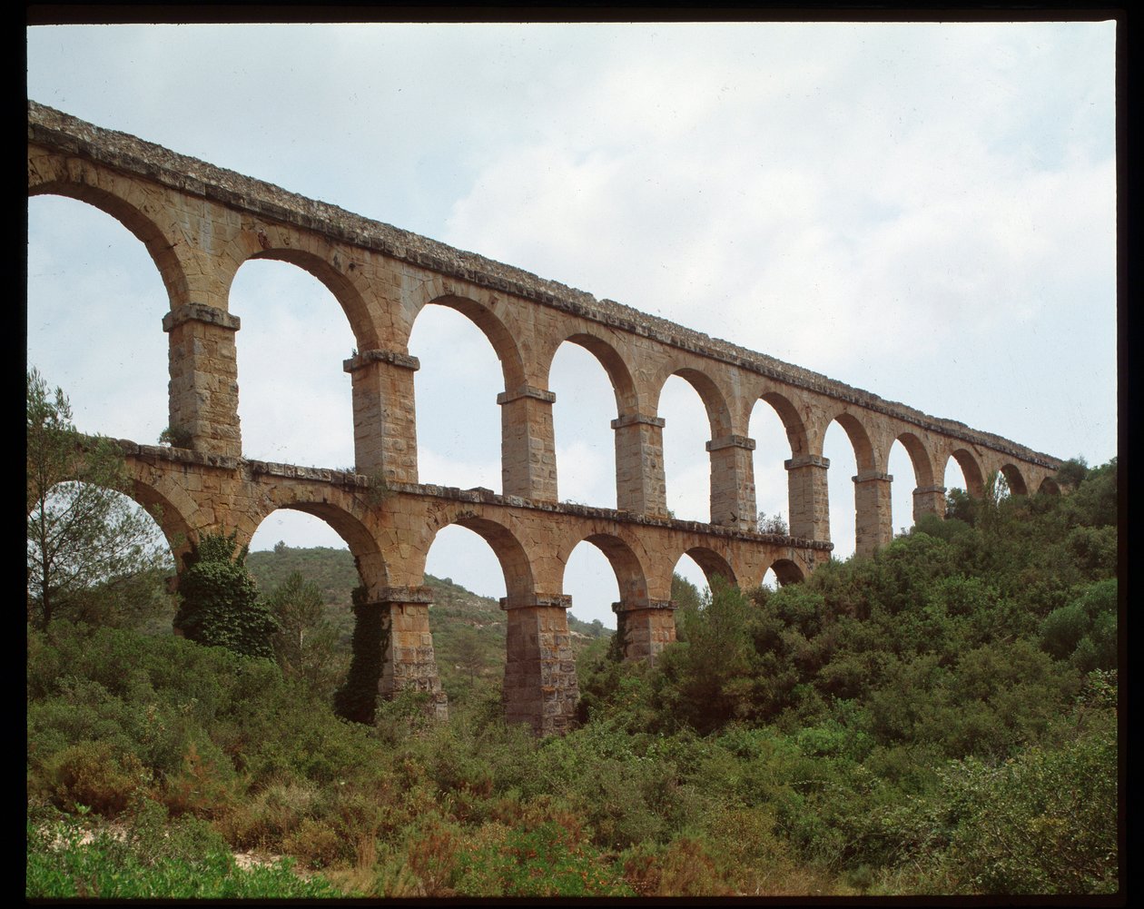 Roomalainen taide: näkymä Tarragonan akveduktille (Ferreresin tai Pont du Diablen akveduktille) 1. vuosisata, Espanja (Roomalainen taide: näkymä roomalaiselle akveduktille Pont de les Ferreres (Pont del Diable) Tarragona, Espanja) tekijältä Roman