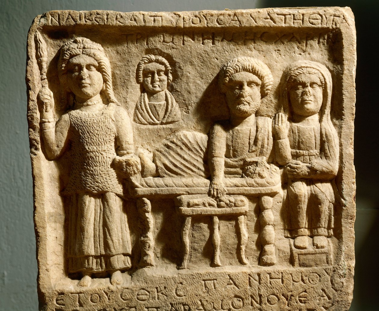 Roomalainen bareljeef, joka kuvaa hautajaisia muinaisesta Trimontiumin kaupungista, nykyisestä Plovdivista, Bulgariasta tekijältä Roman