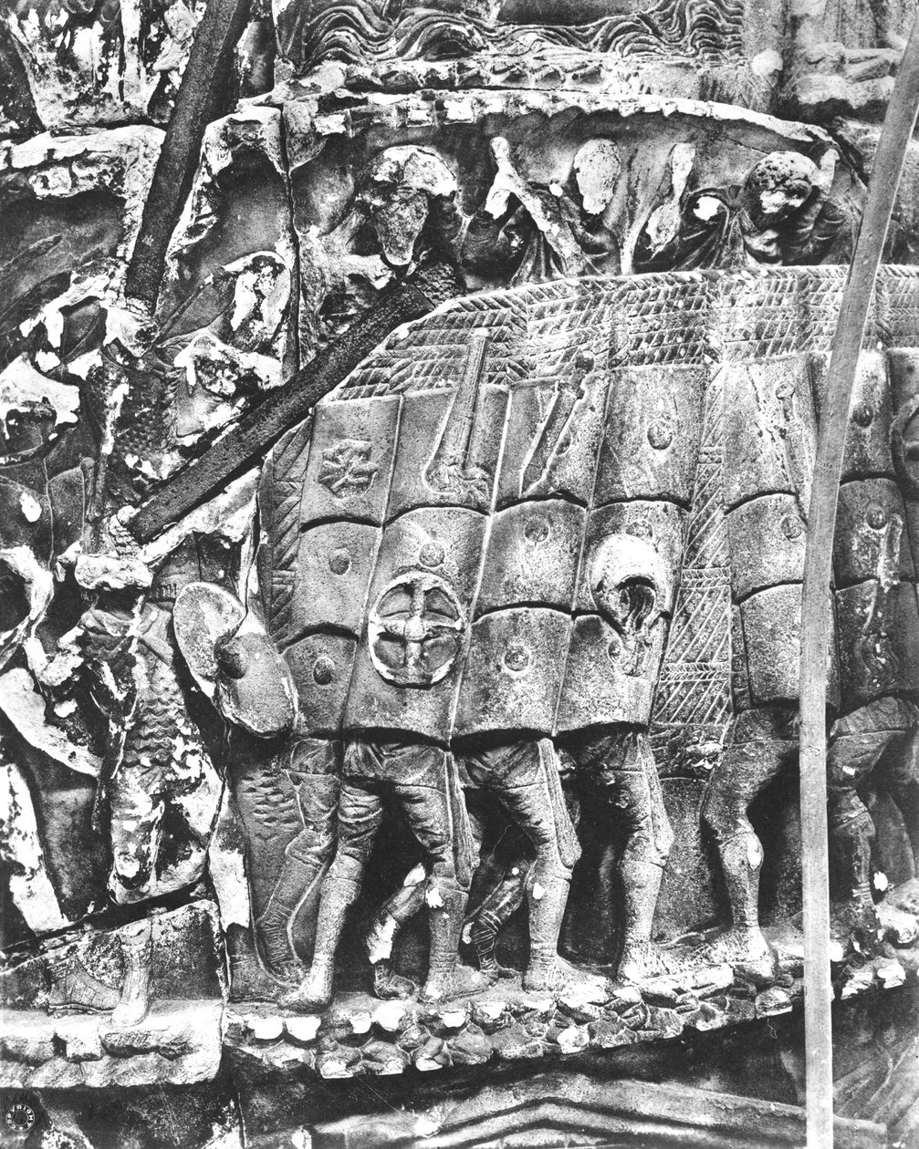 Roomalaiset sotilaat testudo-menetelmällä hyökkäyksen aikana, yksityiskohta Marcus Aureliuksen pylvästä, 180-196 jKr (marmori) (m/v kuva) tekijältä Roman