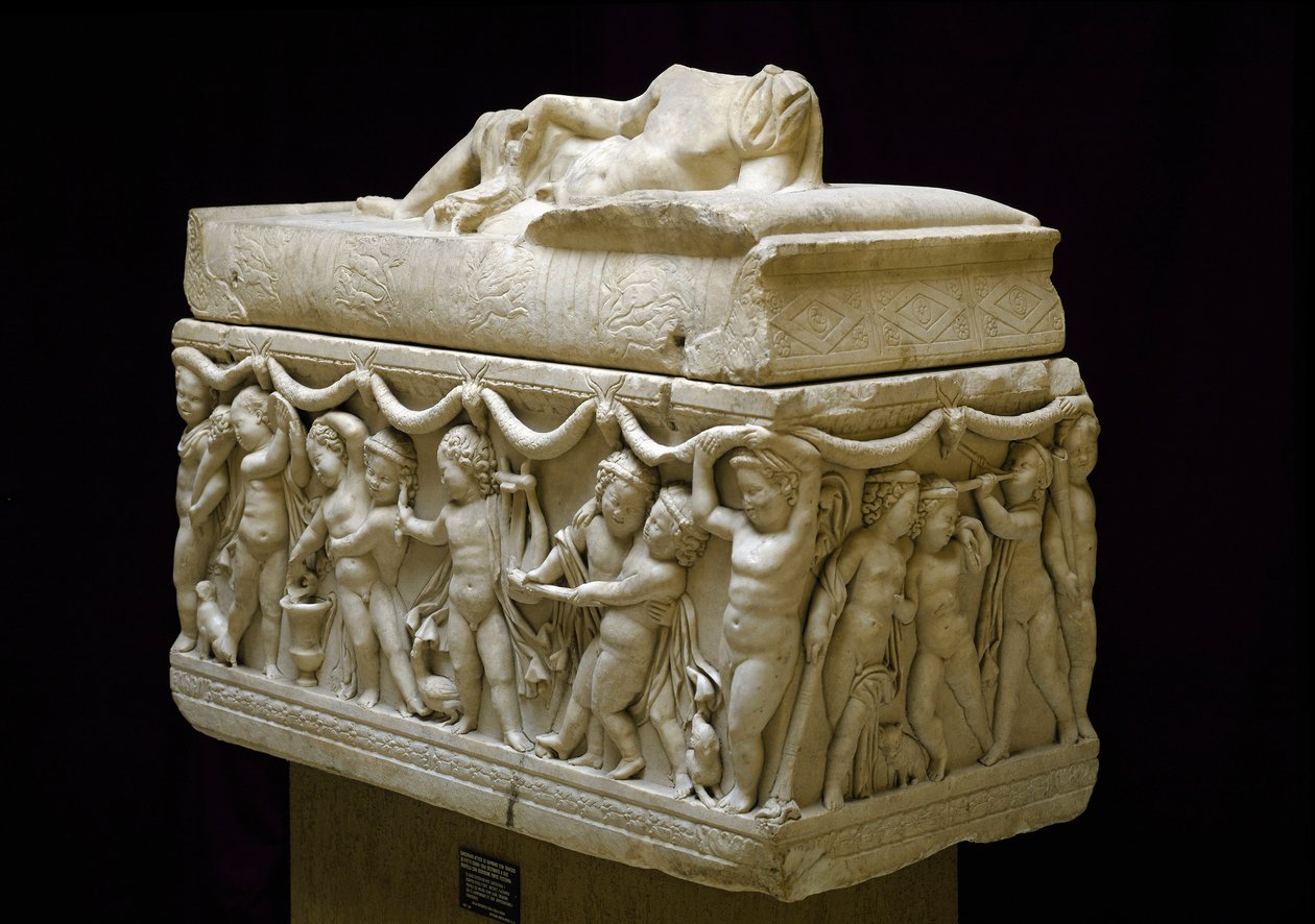 Roomalainen antiikki: marmorisarkofagi koristelee sivuilla lastenhahmojen (Amor) reliefejä. Isola sacran hautausmaa Ostiassa. 120-140 jKr. Himmeä. 124 cm Museo Ostiense, Ostia tekijältä Roman