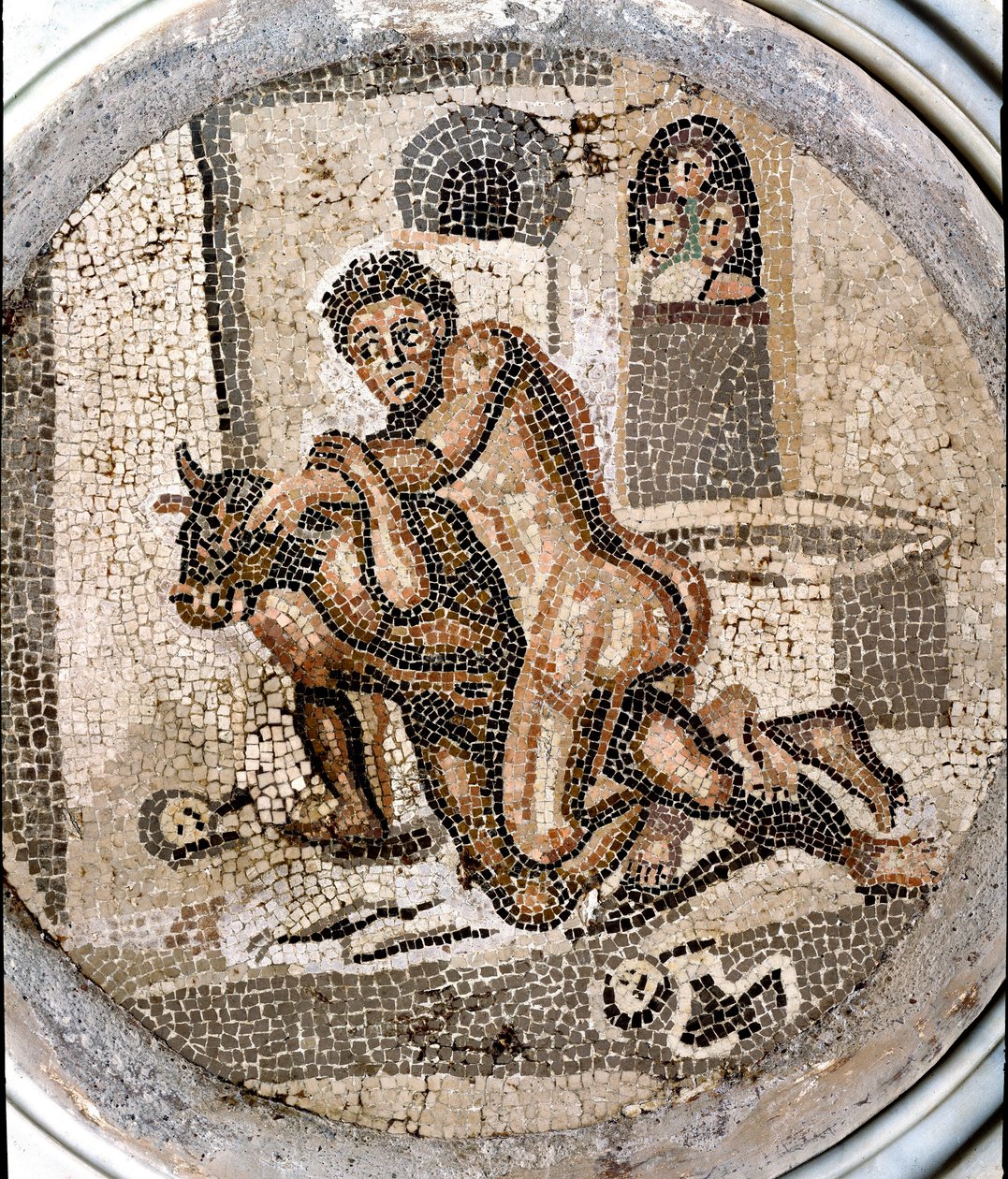 Roomalainen taide: "" Thesee taistelee minotaurusta vastaan""" Mosaiikki peräisin Pompejin paikalta. 1.-3. vuosisadalla jKr. Napoli, Museo Archeologico Nazionale tekijältä Roman