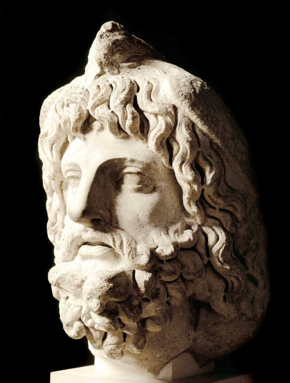 Roomalainen taide: "" parrakas pää, jota peittää kuollut lintu Sarapis tai Serapis, kreikkalais-egyptiläinen kuoleman jumala""" Marmoriveistos Karthagosta. 2. vuosisadalla. Himmeä. 60 cm Pariisi, Musee du Louvre tekijältä Roman