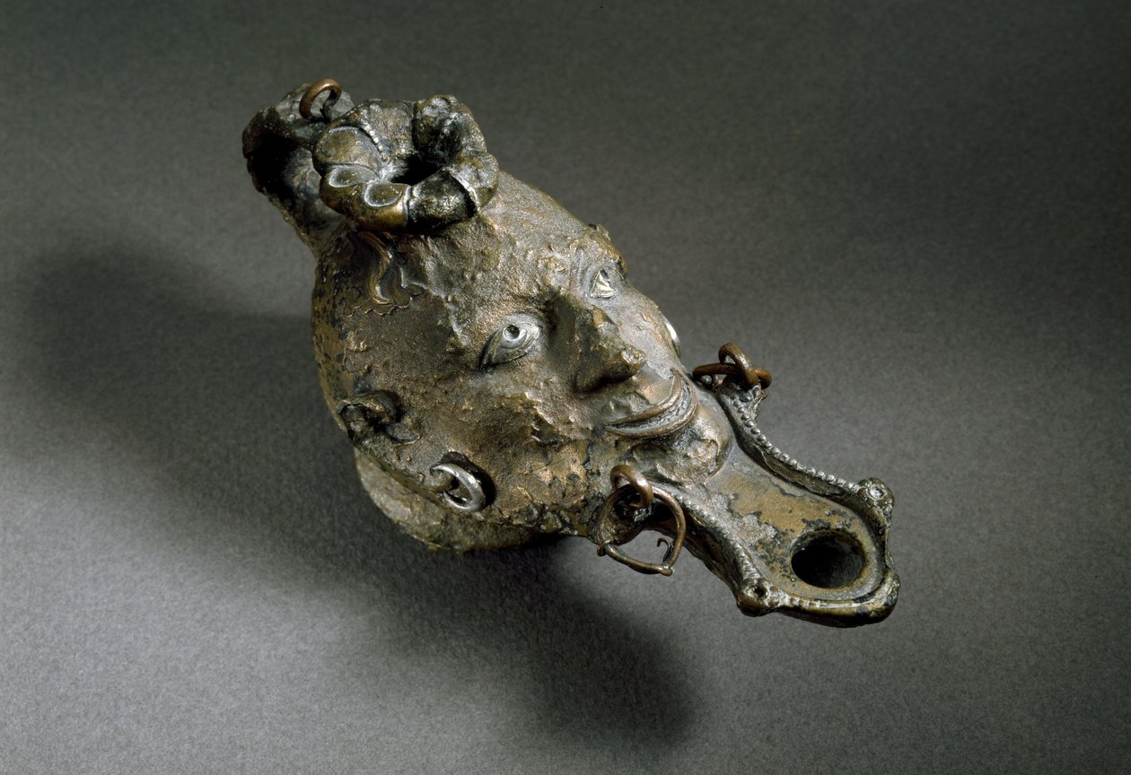 Roomalainen taide: kasvojen muotoinen pronssiöljylamppu. 1. tai 2. vuosisadalla jKr. Espanjan Ampuriasin museo (Empurias) tekijältä Roman