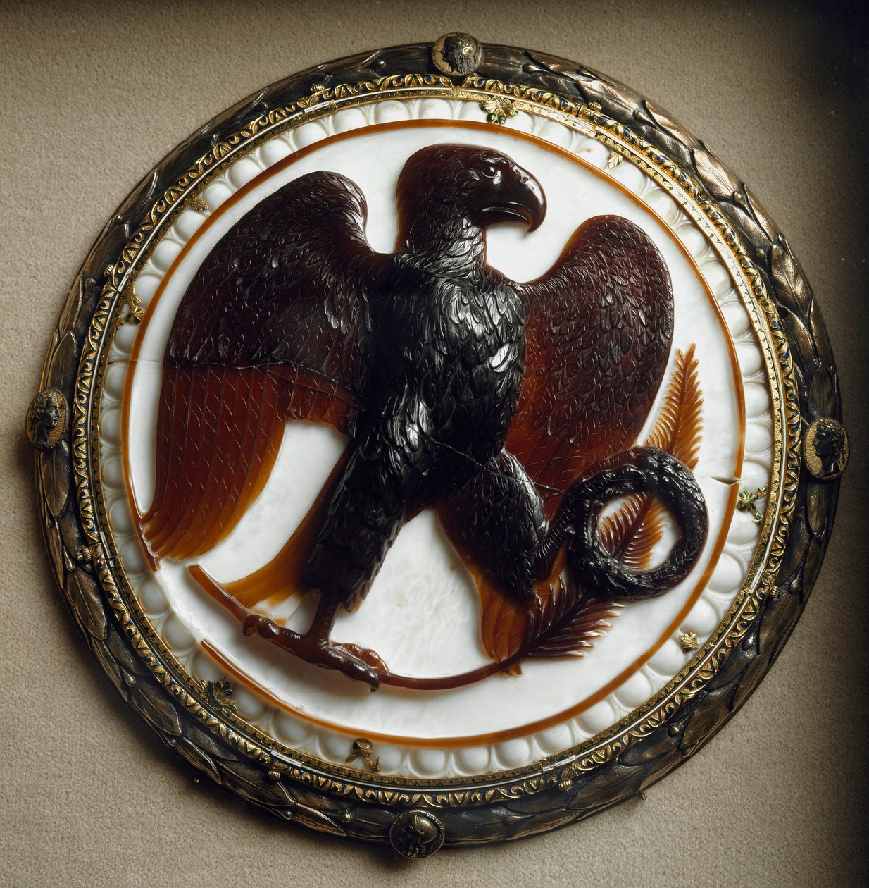 Roomalainen taide: cameo koristaa kotkaa ja keisarilliset symbolit keisari Augustuksen (Caius Julius Caesar Octavianus Augustus) hallituskaudelta (63 eKr.-14 jKr.). 27 eaa. Wienin taidehistoriallinen museo tekijältä Roman