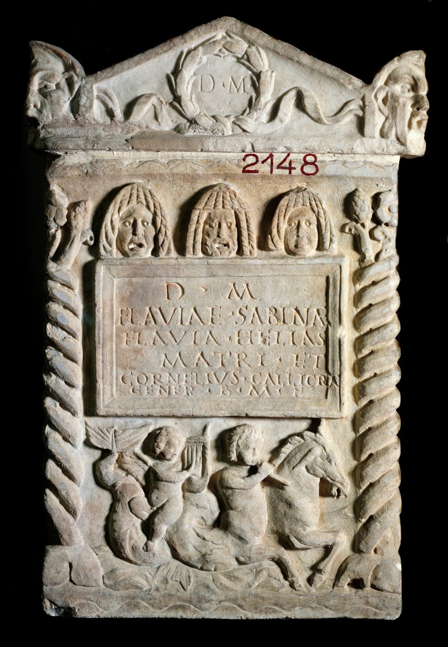 Roomalaista taidetta: Flavia Sabinan tyttärensä ja vävynsä tarjoama Pariisin marmorista valmistettu uurna. 2. vuosisadalla JC:n jälkeen. Roomasta. Louvren taidemuseo tekijältä Roman