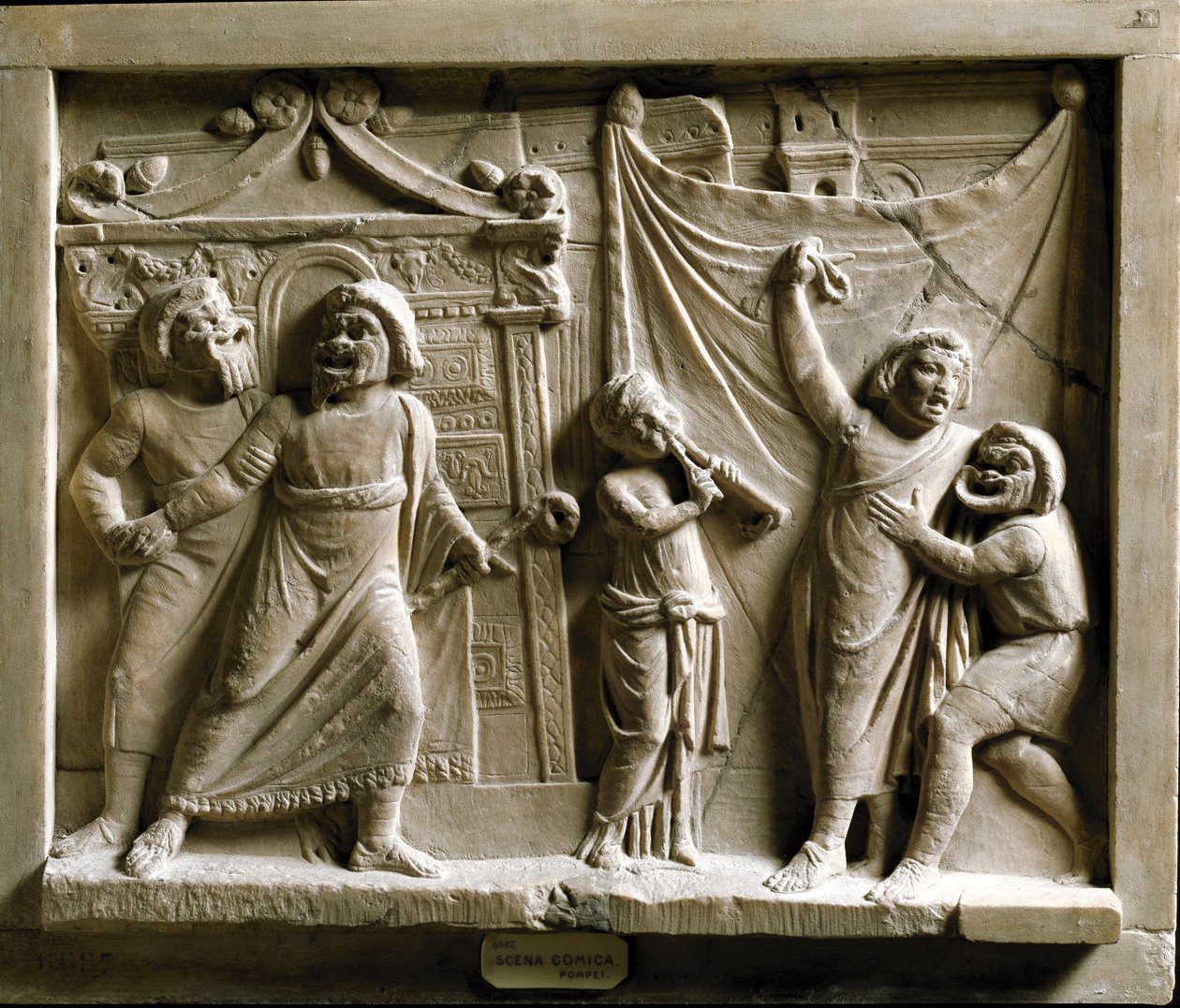 Roomalainen taide: komediateatterikohtaus (komedia) Terencen (Publius Terentius Afer) (185-159 eKr.) teoksesta "Andria", Pompejin reliefi - Museo Archeologico Nazionale Napoli - Kohtaus kreikkalaisesta komediasta Andria, kirjoittanut Terence (Publius Teren tekijältä Roman