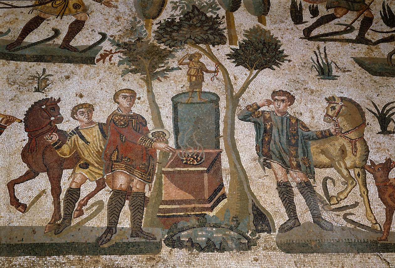 Roomalainen taide: yksityiskohta mosaiikin "" Pieni metsästysosa"" Metsästäjät lähellä alttaria, joka on omistettu Dianan, metsästyksen jumaluuden, kulttiin. 315-350 jKr. Piazza Armerina, Villa Romana del Casale tekijältä Roman