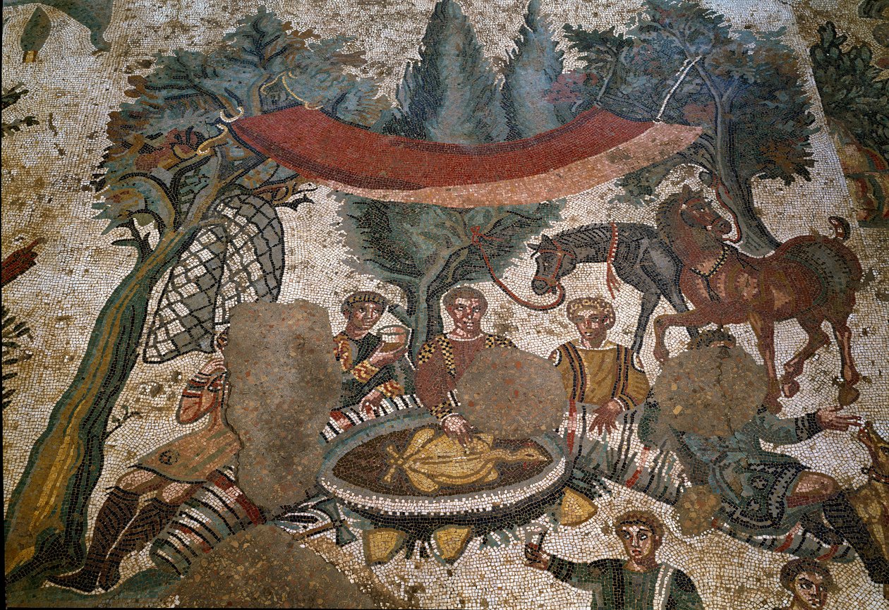 Roomalainen taide: mosaiikin yksityiskohta "" Pieni metsästysosa"" Metsästäjät lepäävät ja syövät lounasta metsässä. 315-350 jKr. Piazza Armerina, Villa Romana del Casale tekijältä Roman