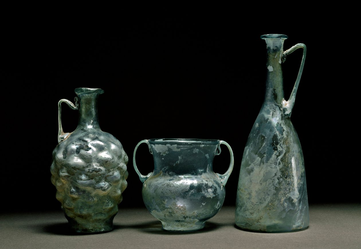 Roomalainen taide: lasipullot ja kannu. 1. ja 2. vuosisadalla jKr. Madridin roomalaisen taiteen kansallismuseo tekijältä Roman