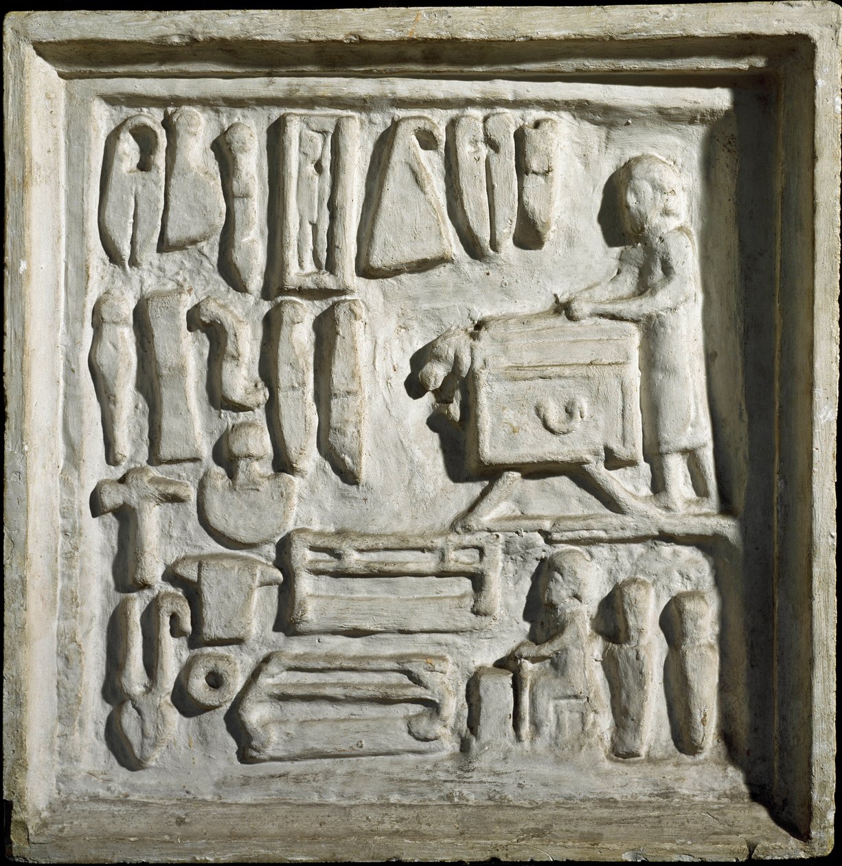 Roomalainen taide: "" rakennuksen tai työpajan sisustus erilaisilla työkaluilla"" Matala kohokuvio. 1. vuosisadalla jKr. Rooma, Museo della Civilta Romana tekijältä Roman