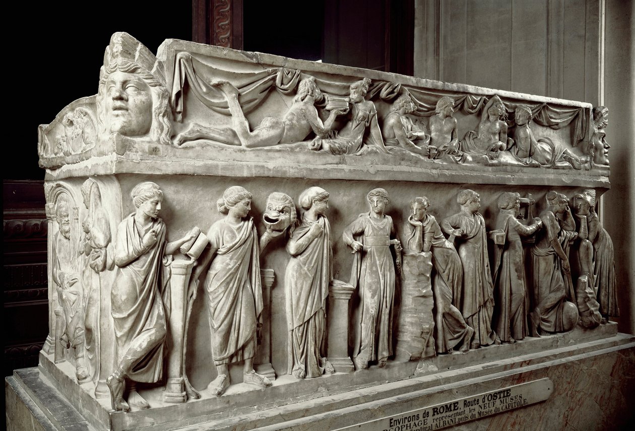 Roomalaista taidetta: marmorisarkofagi koristaa sukkia, jotka kuvaavat muusoja ja juhlatilaisuutta. Ostiasta. 120-130 jKr. Pariisi, Louvre-museo tekijältä Roman