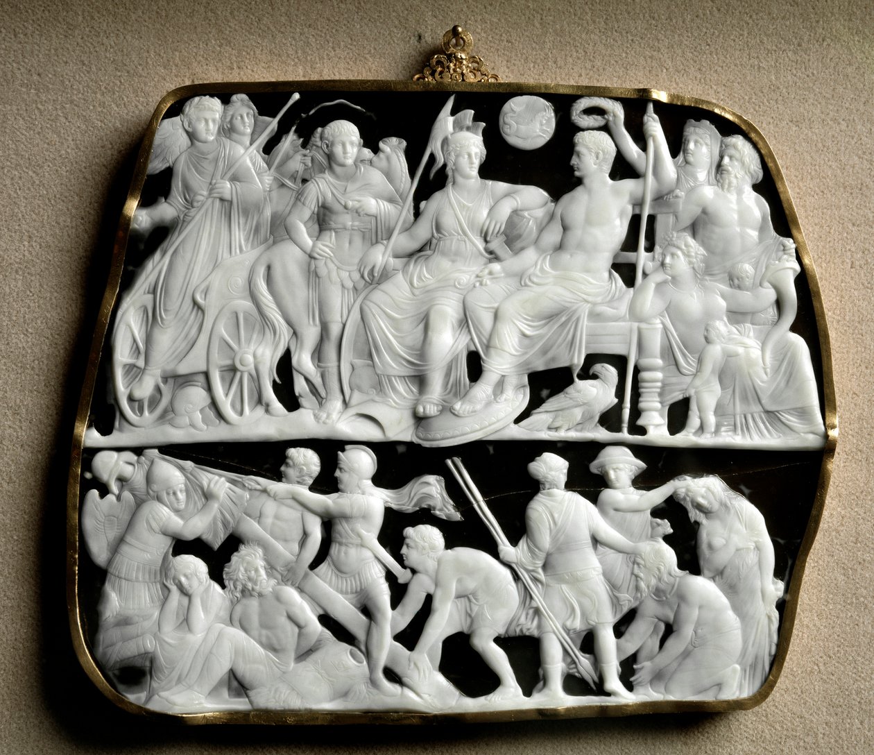 Roomalainen taide: kuvanveistäjä Dioscuriden (tai Dioscorides) tekemä onyx cameo kahdessa tasossa. Päällä keisari Augustus (63 eKr.-14 jKr.), mytologisten jumalien ympäröimä, toivottaa tervetulleeksi seuraajansa Tiberen (42 eKr. - 37 jKr.). Vasemmalta oike tekijältä Roman