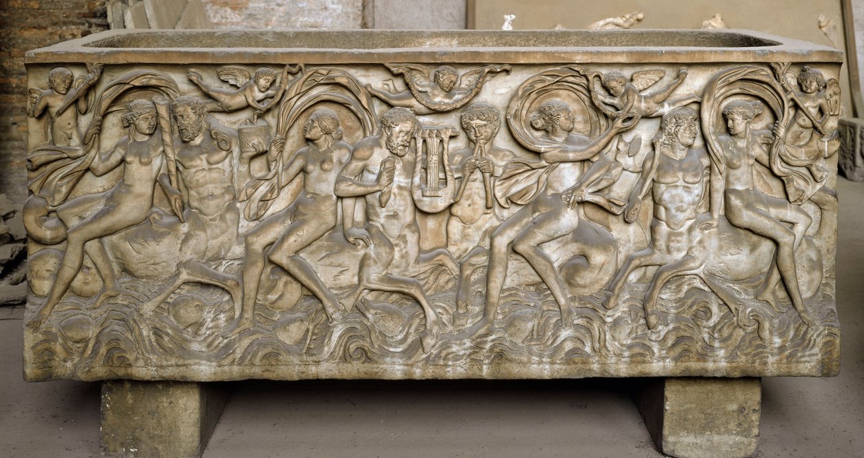 Roomalainen taide: sarkofagi koristaa matalia kohokuvia, jotka edustavat menadien, tanssivien ja musiikkia soittavien kentaureiden kortegea. 3. vuosisadan loppu. Museo Nazionale Romano (o delle Terme), Rooma tekijältä Roman