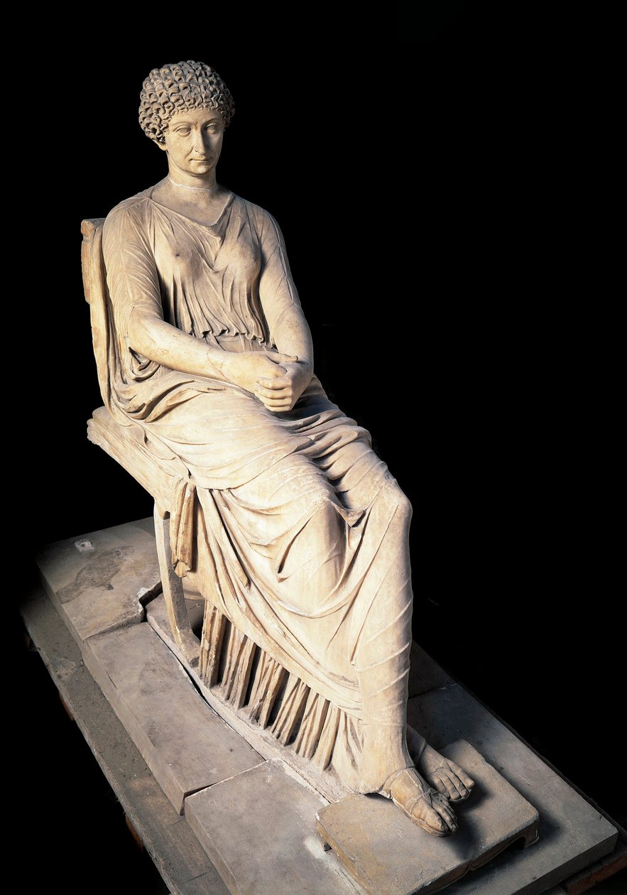 Roomalainen taide: Agrippina "" Ainee"" (Agrippina) (14 eKr.-33), Germanicuksen vaimo. Marmori veistos. 1. vuosisadalla jKr. Napoli, kansallinen arkeologinen museo tekijältä Roman