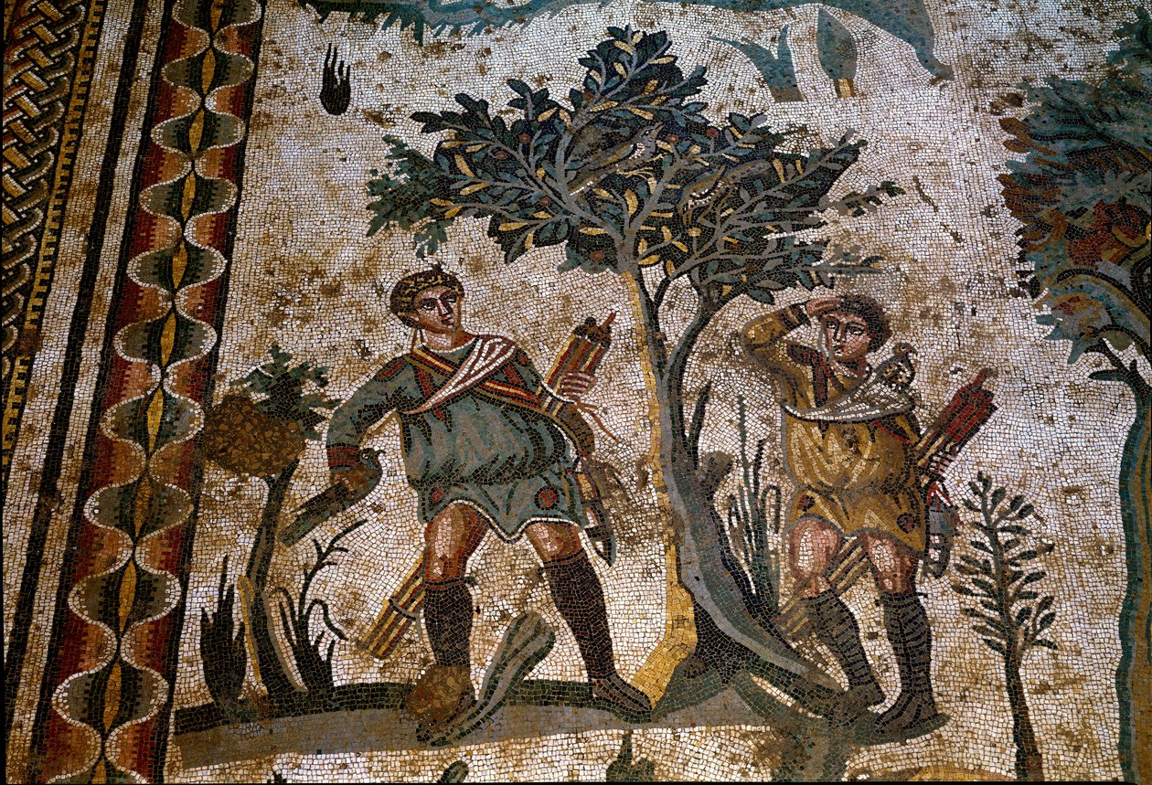 Roomalainen taide: kaksi linnunmetsästäjää puun alle. Yksityiskohta mosaiikista "" Pieni metsästysseura"" 315-350 jKr. Piazza Armerina, Villa Romana del Casale tekijältä Roman