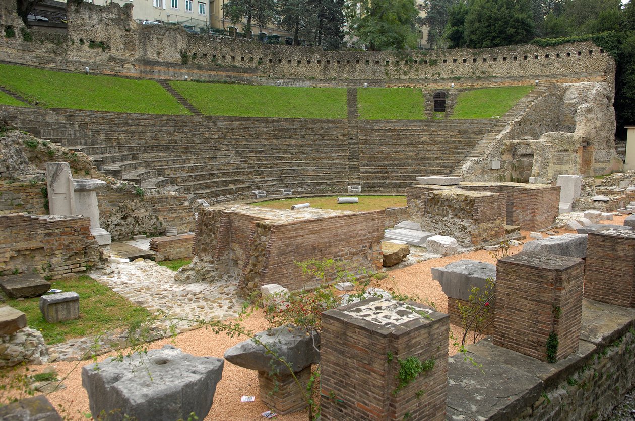Roomalainen taide: näkymä roomalaiseen teatteriin (1. eKr.), Trieste Italia (kuva) tekijältä Roman