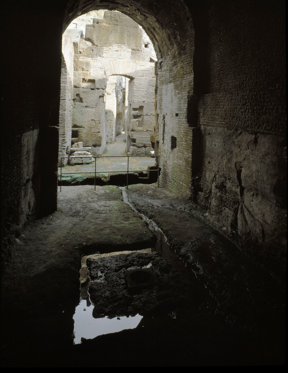 Roomalainen taide: näkymä Colosseen (Colosseon) maanalaisille käytäville Roomassa, Italiassa tekijältä Roman