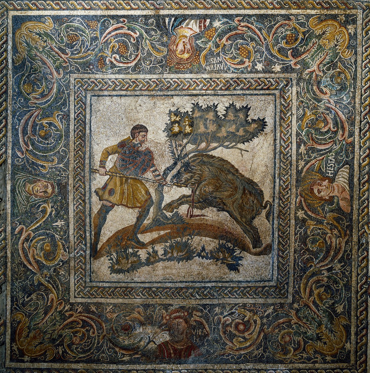 Roomalainen taide: "" Villisikoja metsästys"" Mosaiikki 4. vuosisadalta jKr. roomalaisesta Las Tiendasin huvilasta. Merida, National Museum of Roman Art, Espanja tekijältä Roman