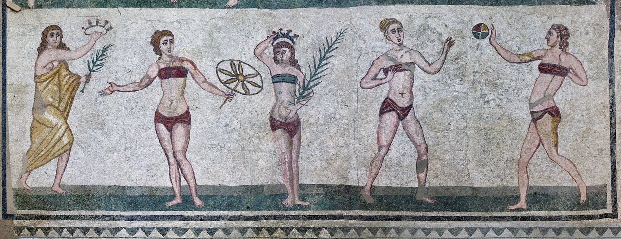 Tyttöjen huone, joka edustaa yleisurheilukilpailuun osallistuvia urheilijoita kaksiosaisessa uimapuvussa (mosaiikki) tekijältä Roman