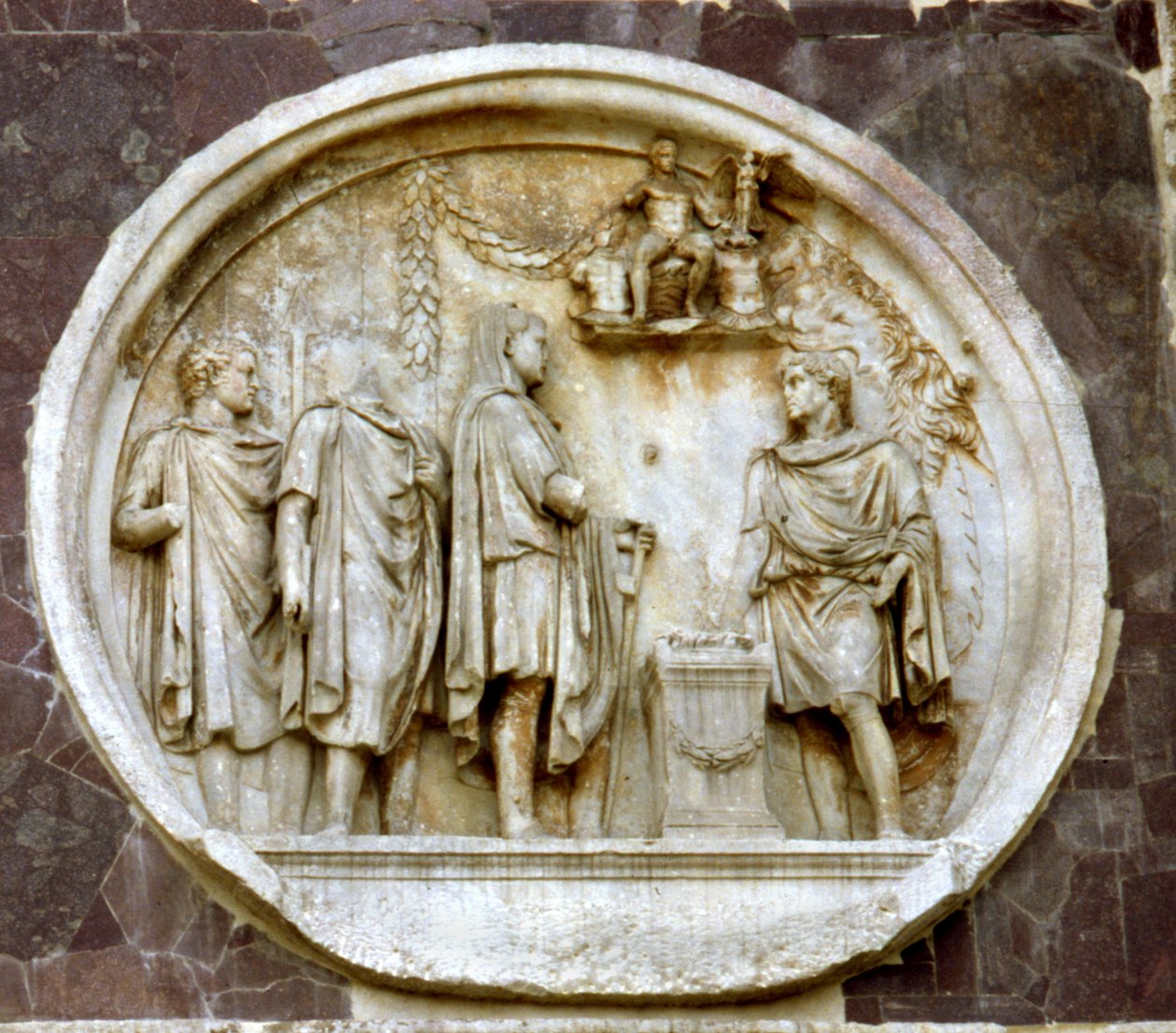 Pyöreä, joka kuvaa uhria Herkuleselle Konstantinuksen kaaresta (marmori) tekijältä Roman