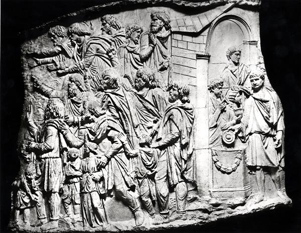 Uhrauskohtaus, näyttelijät Trajanuksen pylväästä, 113 jKr (kipsi) (m/v kuva) tekijältä Roman