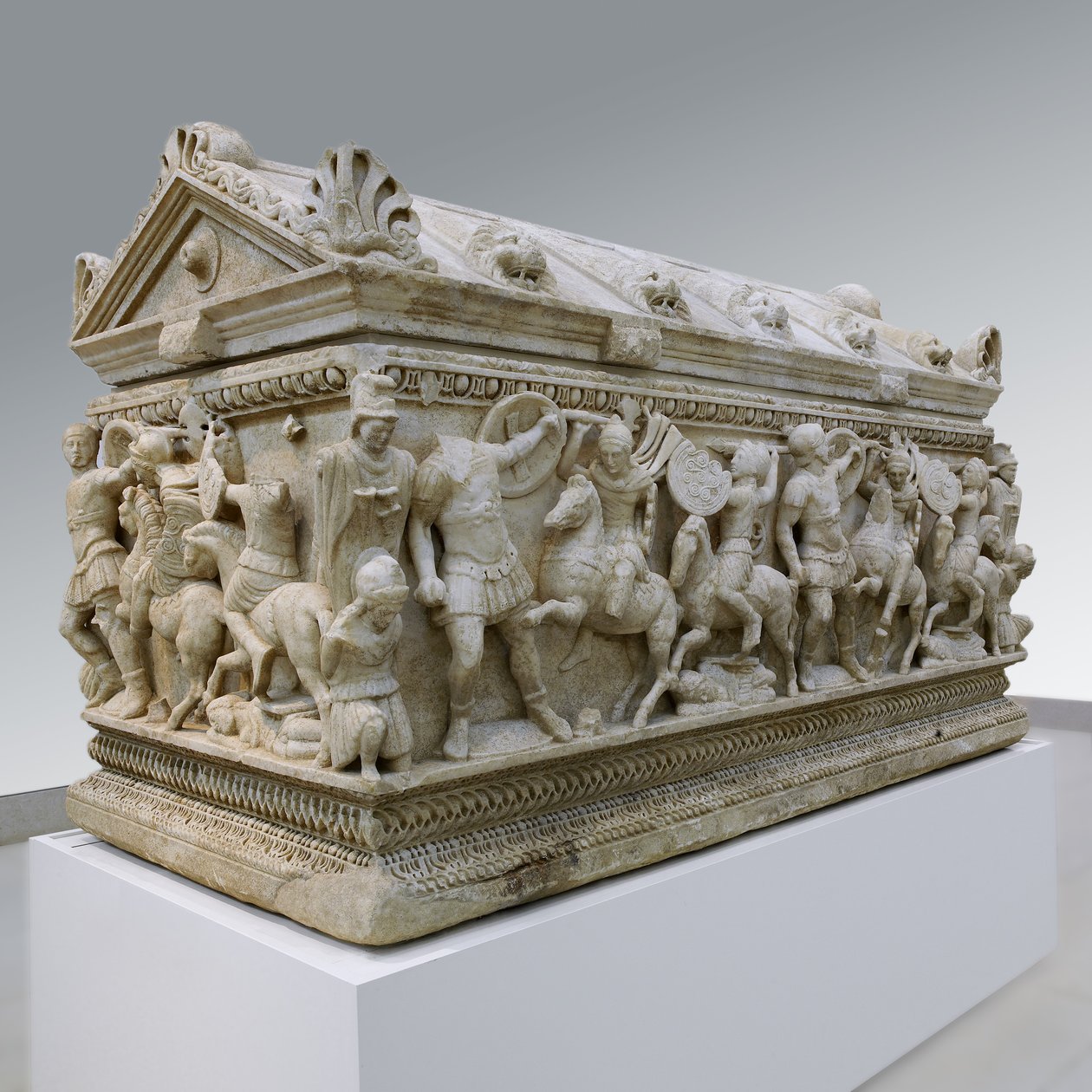 Sarkofagi, joka kuvaa taistelua sotilaiden ja amatsonien välillä, 140-170 jKr (marmori) tekijältä Roman