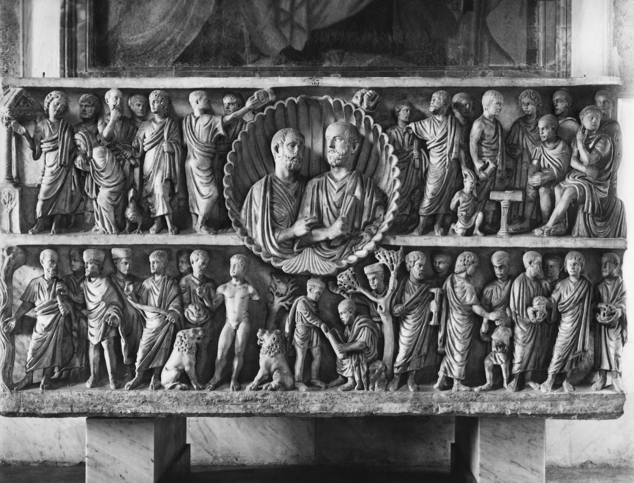 Sarkofagi, joka tunnetaan nimellä The Two Brothers, kuvaa muinaisen ja uuden testamentin kohtauksia, 4. vuosisadan puoliväli (marmori) tekijältä Roman
