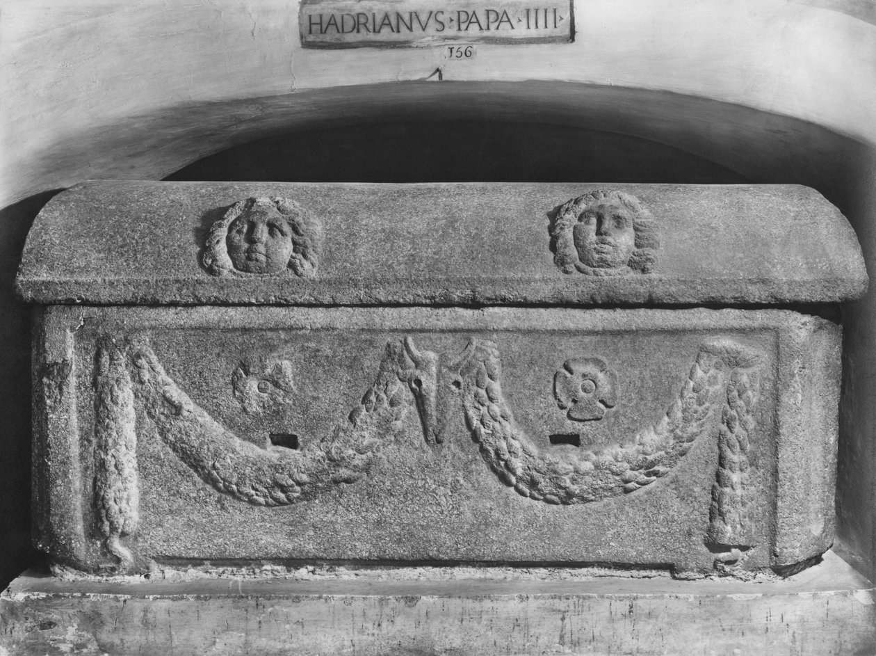 Paavi Adrianus IV:n sarkofagi (egyptiläinen graniitti) tekijältä Roman
