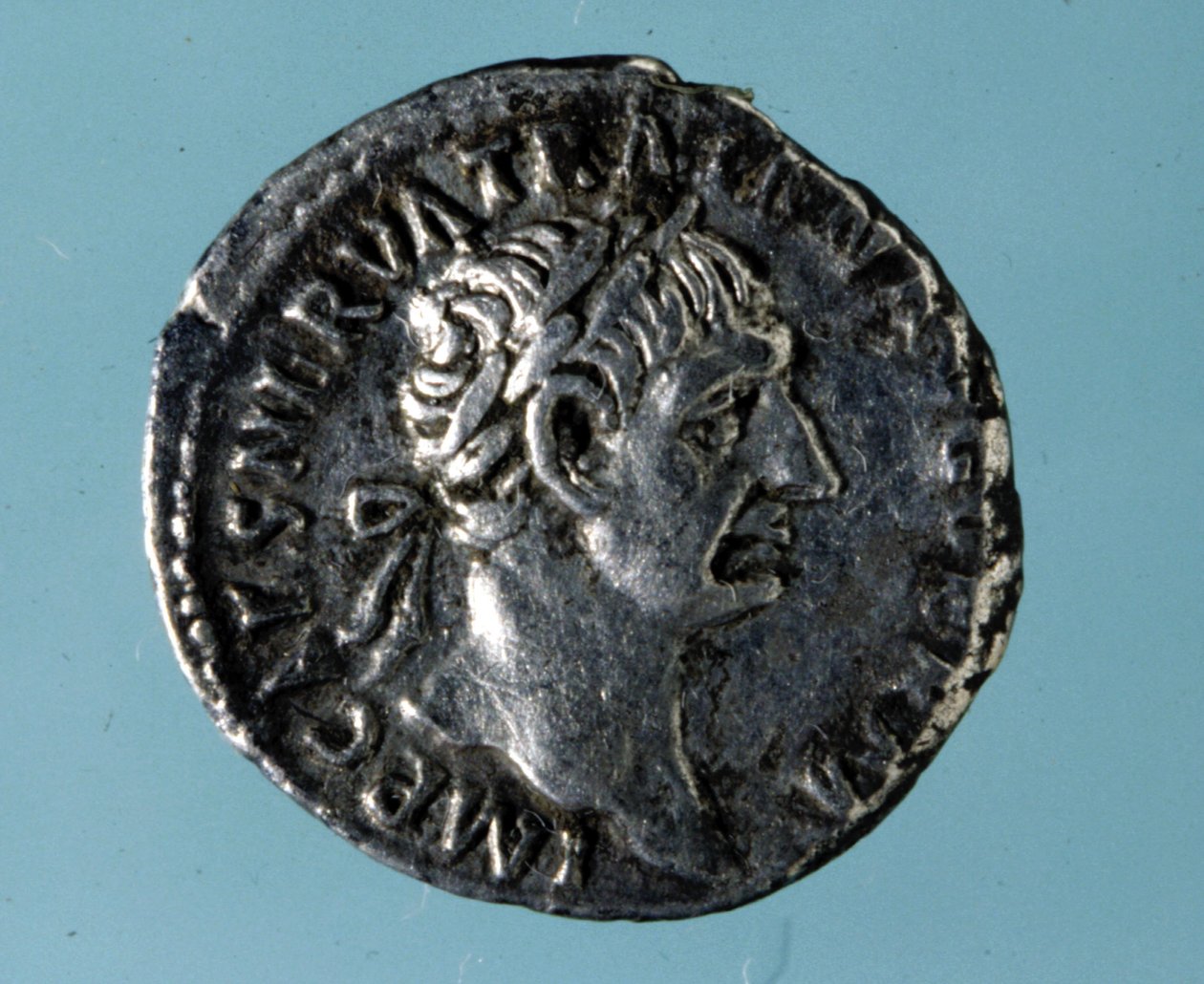 Hopeakolikko, jossa on Rooman keisari Nervan (26 - 98) kuva. tekijältä Roman