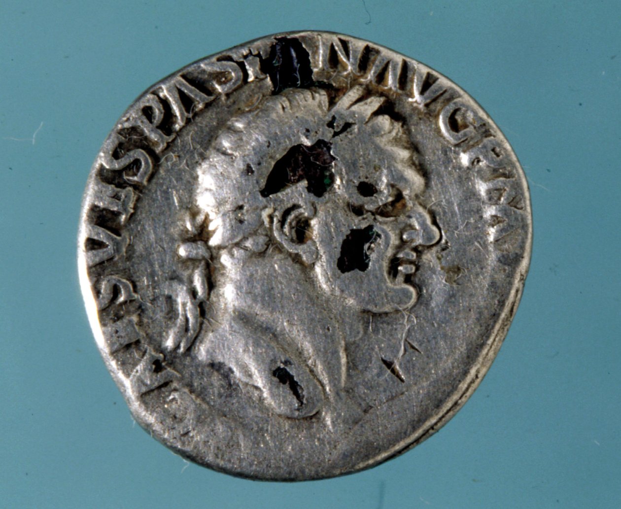Hopeakolikko, jossa on Rooman keisari Vespasianuksen kuva (9 - 79). tekijältä Roman