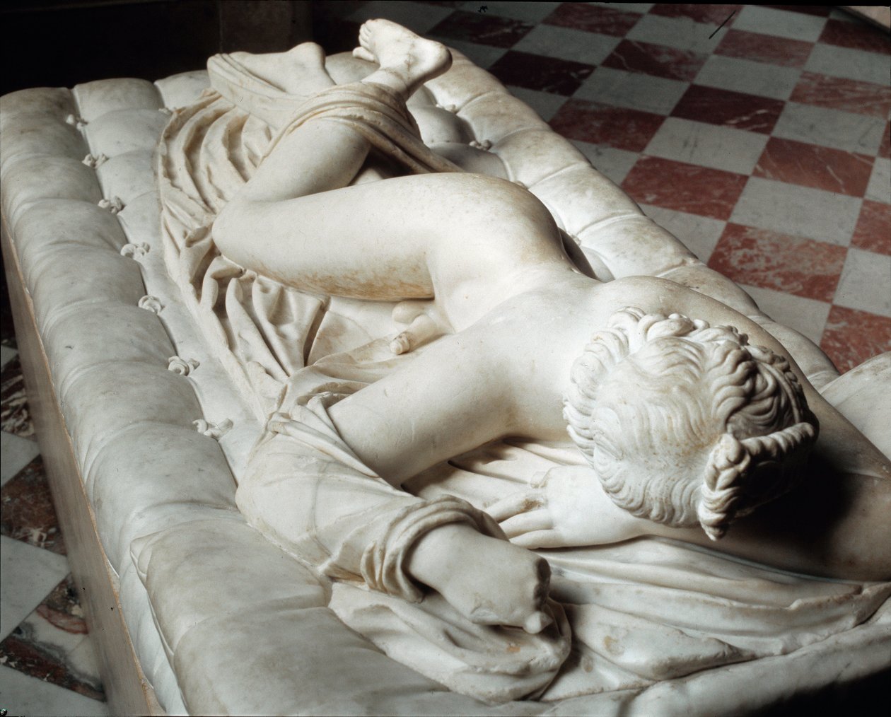 Nukkuva Hermafrodiitti (marmoriveistos, 2. vuosisadalla eKr.) tekijältä Roman
