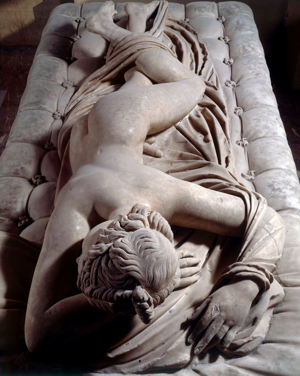 Uninen hermafrodiitin roomalainen veistos 2. vuosisadalta eKr. Dim. 1,48 m Pariisi, Louvre-museo tekijältä Roman