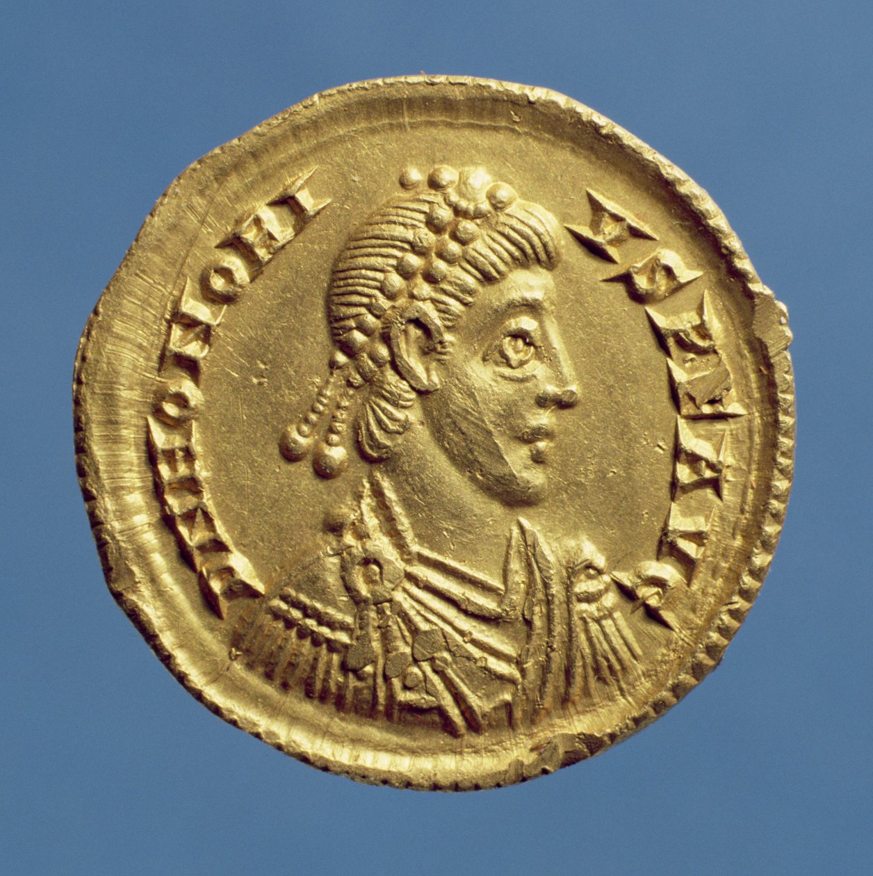 Solidus (kääntöpuoli) Honorius (393-432) verhot, kiristetty, päällä diadeemi. Kirjoitus: D N HONORIVS P F AVG (kulta) tekijältä Roman
