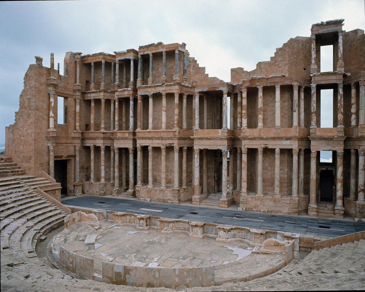 Roomalaisen teatterin vaihe 2.-3. vuosisadalla tekijältä Roman