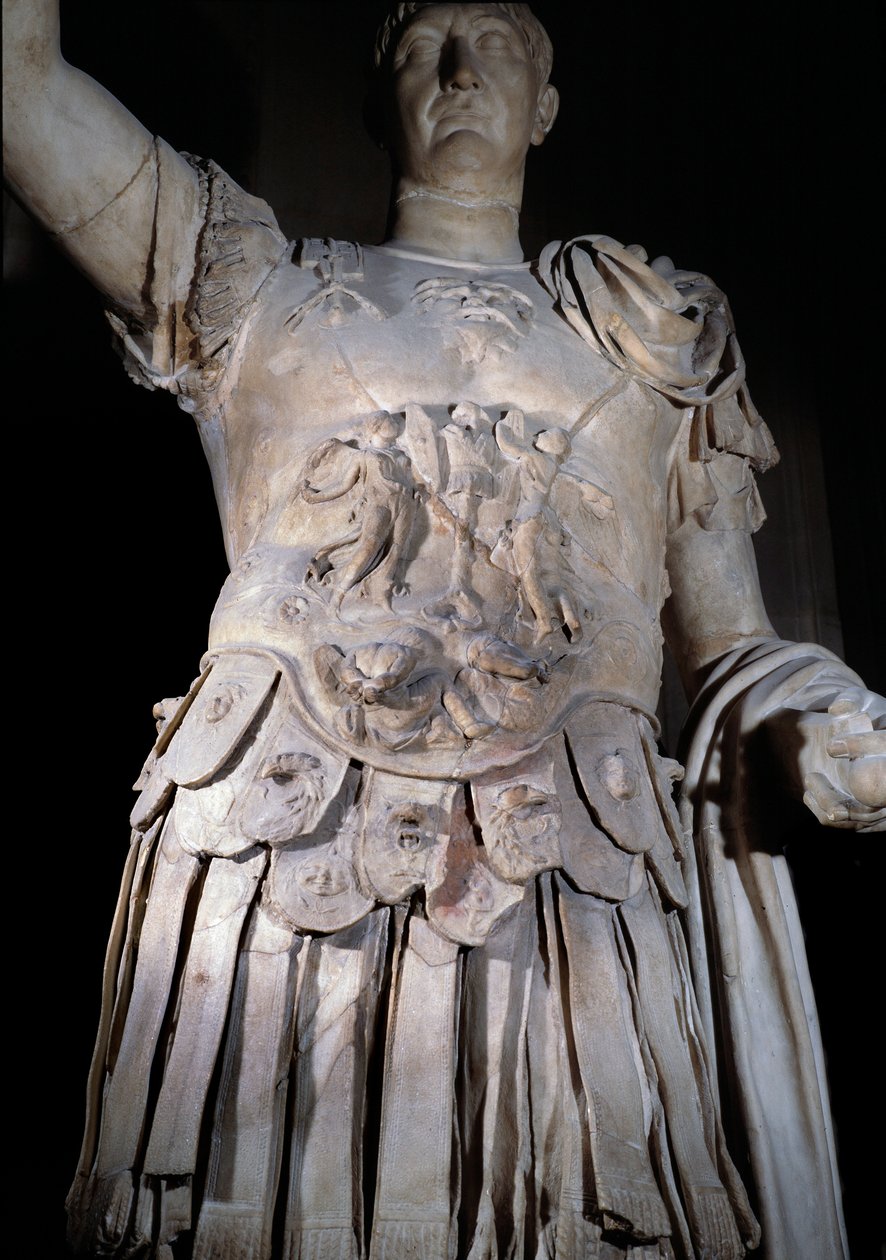 Rooman keisari Trajanuksen (Marcus Ulpius Traianus tai Traiano) (53-117 jKr) patsas seisomassa, taistelulaiva. Yksityiskohta keisari Domitianusta (Domizianoa tai Domitianusta) kuvaavasta panssarista (51-96). Noin 108 jKr. Aurinko 2 m Pariisi, Louvre-museo tekijältä Roman