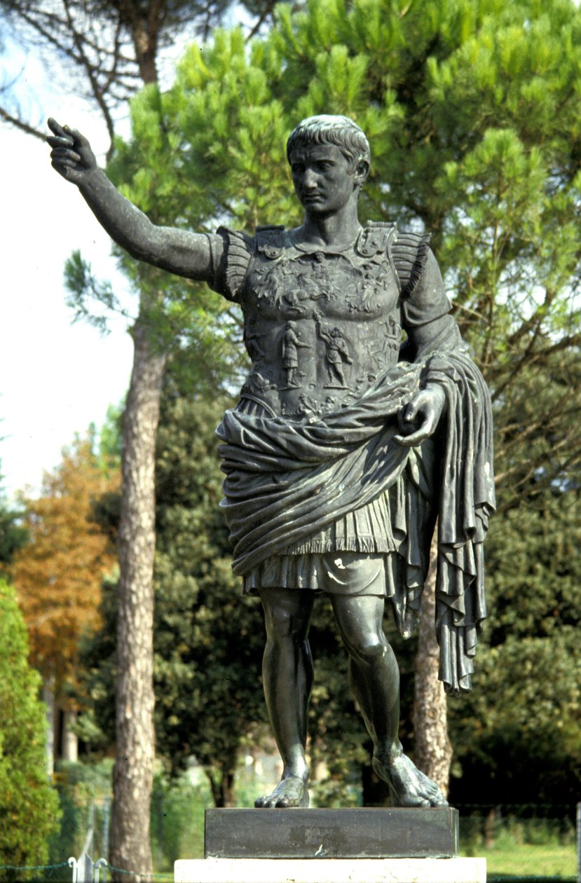 Rooman keisari Augustuksen (Octavianus tai Octavianus) patsas (63 eKr. - 14) tekijältä Roman