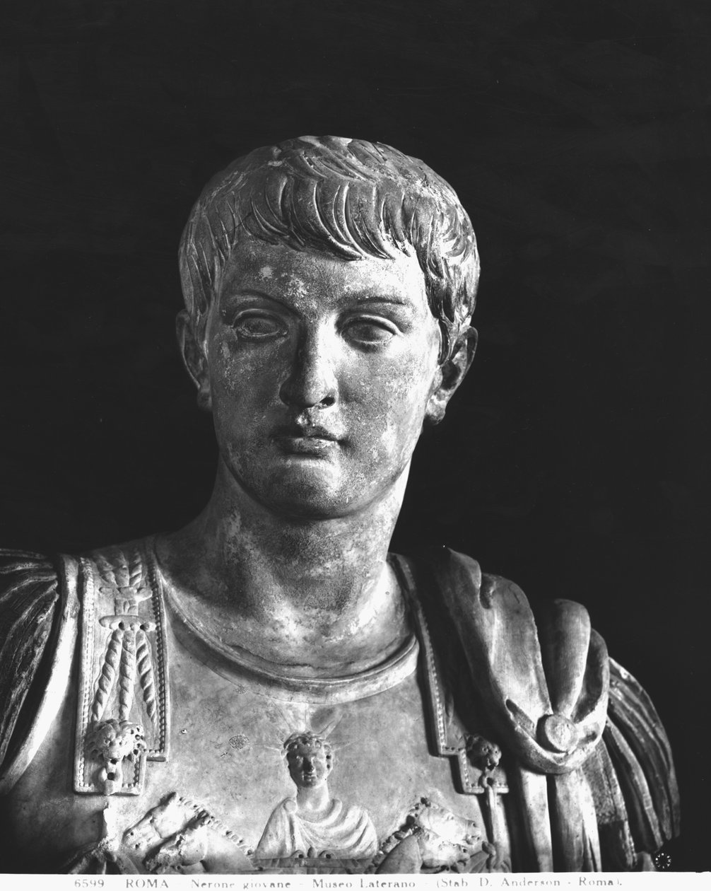 Nuoren Neron (37-68 jKr) patsas n.54 (marmori) (mv/v kuva) (yksityiskohta) tekijältä Roman