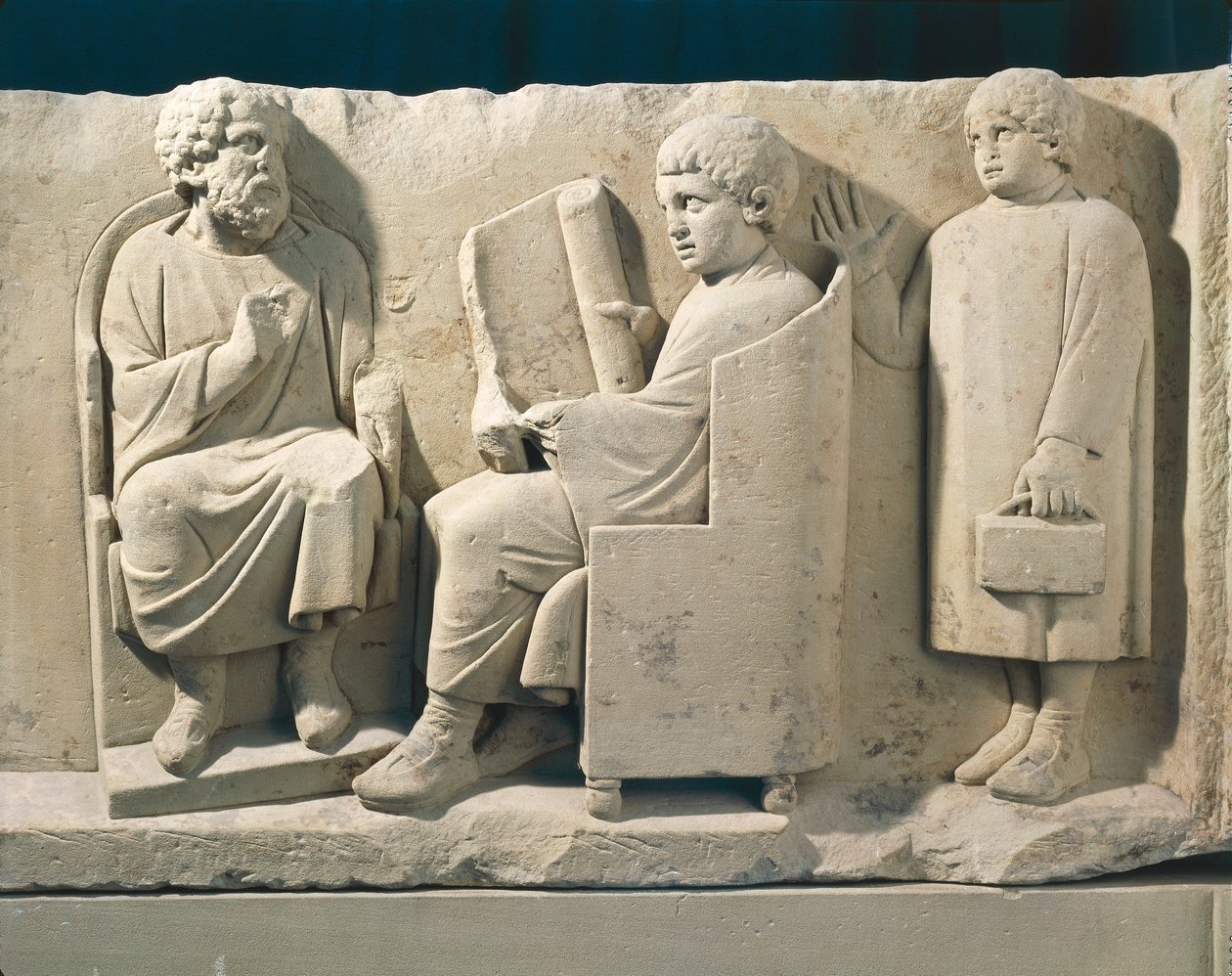 Kivihautamonumentti kohokuviolla, joka edustaa Neumagenin koulua opettajineen ja oppilaineen, noin 180 tekijältä Roman